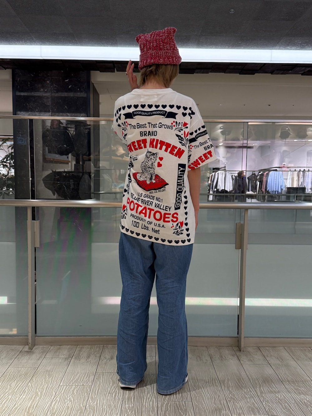 レッド系のニットキャップ/ビーニーを着用したレディースの夏コーディネートの1枚目の写真