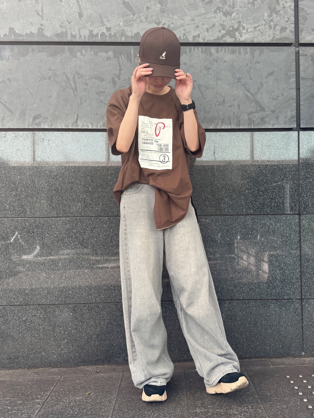 「デニム、スニーカー、夏コーデ、ストリート、ストリートコーデ、キャップ、キャップコーデ」｜「KANGOLのKANGOL WOOL FLEXFIT BASEBALL / カンゴール（キャップ、ブラウン系）」を使った、nanamior0118さん（レディース・162cm）の夏コーディネートの1枚目の写真