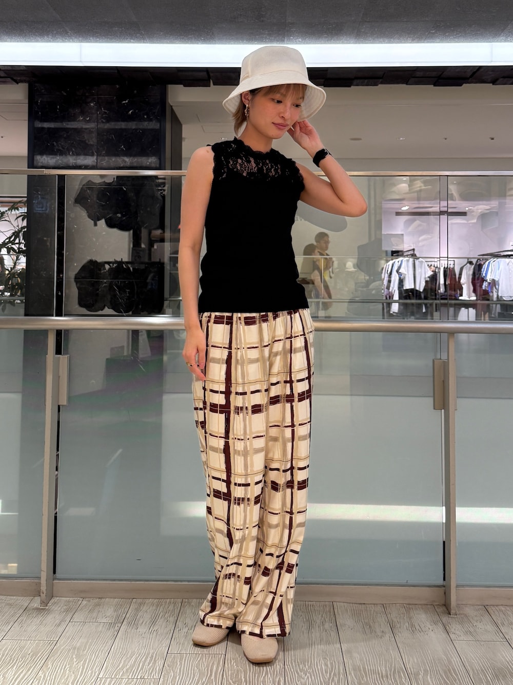 ベージュ系のその他パンツ、ホワイト系のハットを着用したレディースの夏コーディネートの1枚目の写真