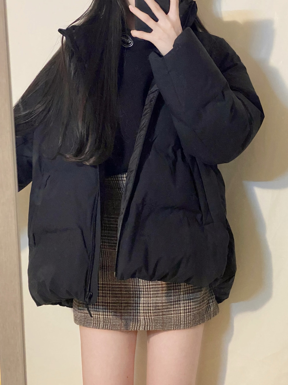 「ダウンジャケット、スカート、UNIQLO、Chuu、韓国、プチプラ、シンプルコーデ、低身長、ブラウンコーデ、今日のコーデ、オトナカジュアル、韓国ファッション、韓国コーデ、未来のWEARISTAプロジェクト、冬コーデ」｜「UNIQLOのシームレスダウンパーカ（ダウンベスト、ブラック系）」を使った、 梦华さん（レディース・153cm）の秋コーディネートの1枚目の写真