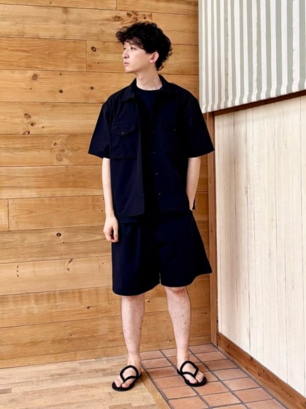 ブラック系のシャツ/ブラウス、ブラック系のTシャツ/カットソー、ブラック系のその他パンツを着用したメンズの夏コーディネートの1枚目の写真