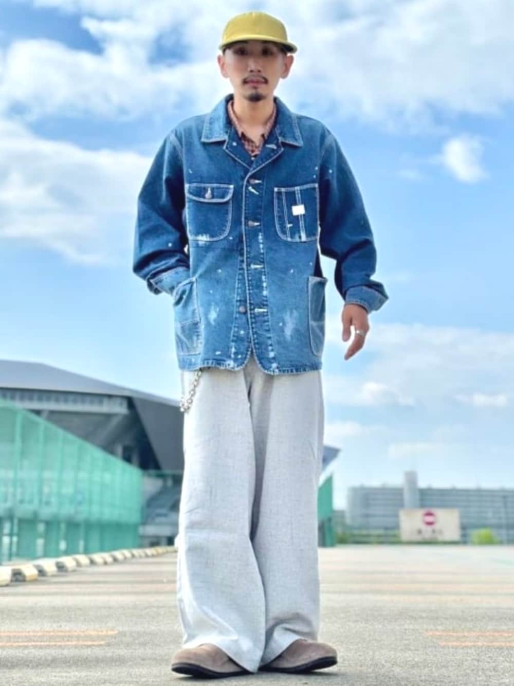 グレー系のその他パンツ、グレー系のサンダル、オレンジ系のシャツ/ブラウスを着用したメンズの秋コーディネートの1枚目の写真