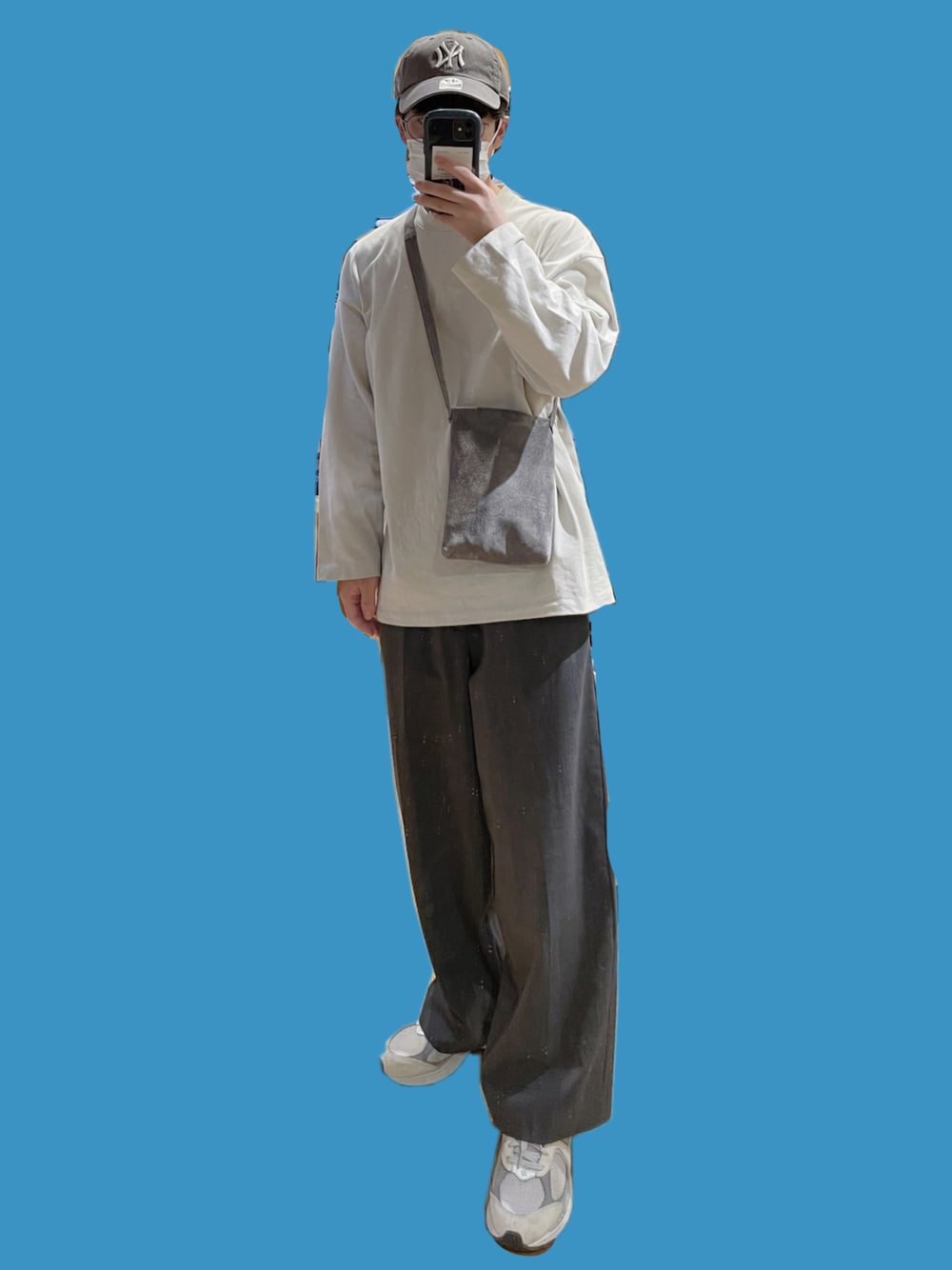 「休日スタイル、シンプルスタイル、秋服、スニーカーコーデ、モノトーンコーデ、淡色コーデ、ロンT、Hender Scheme、LIDNM、WYM、キャップコーデ、ワイドパンツ、バギーパンツ、New Balance、2002R」｜「'47の【47 brand】オフィシャルメジャーリーガー ニューヨークヤンキース 球団ロゴ立体刺繍ベースボールキャップ（キャップ、グレー系）」を使った、しろさん（メンズ・170cm）の秋コーディネートの1枚目の写真