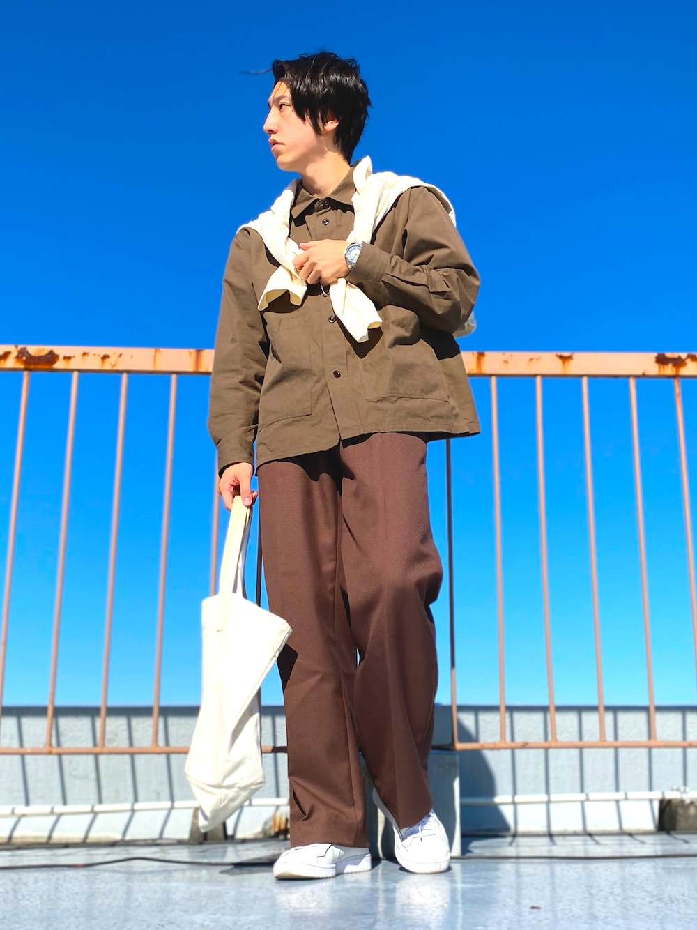 ブラウン系のシャツ/ブラウス、ホワイト系のTシャツ/カットソー、ブラウン系のパンツを着用したメンズの秋コーディネートの1枚目の写真