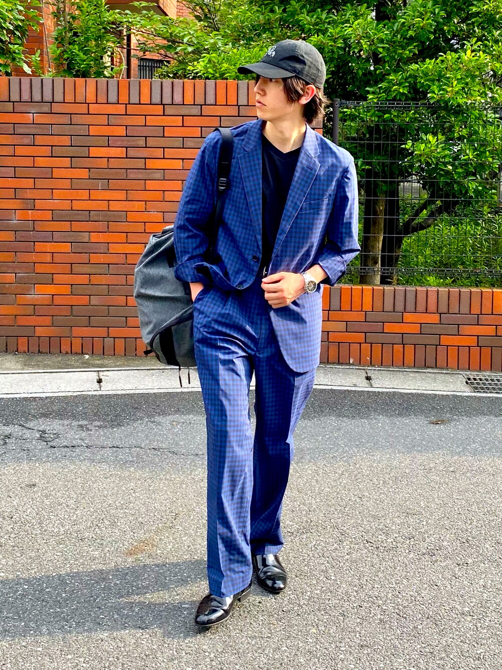 ブラック系のTシャツ/カットソー、グレー系のショルダーバッグ、ブルー系のテーラードジャケットを着用したメンズの春コーディネートの1枚目の写真