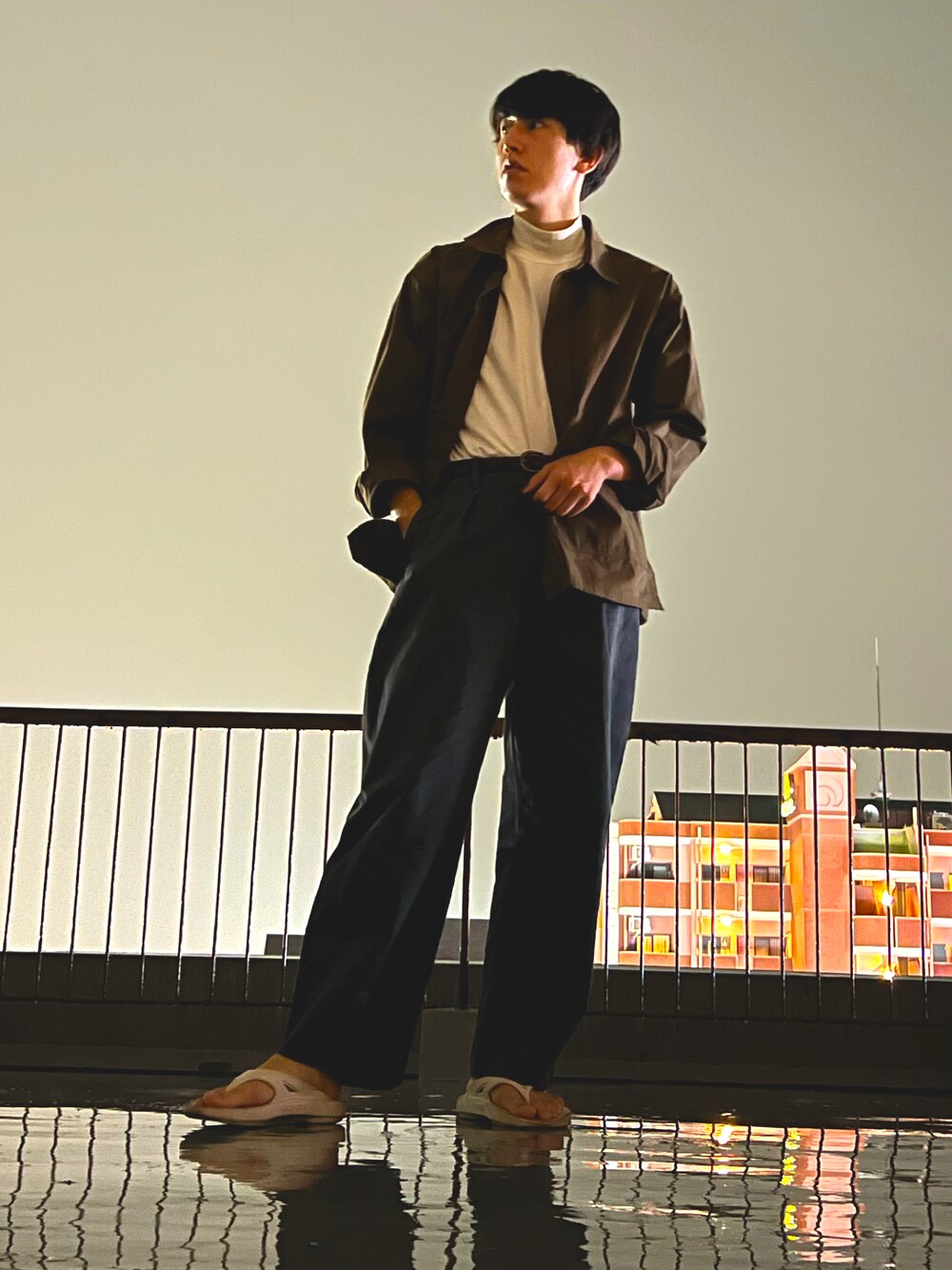 ホワイト系のTシャツ/カットソー、ブラウン系のシャツ/ブラウス、グリーン系のパンツを着用したメンズの秋コーディネートの1枚目の写真