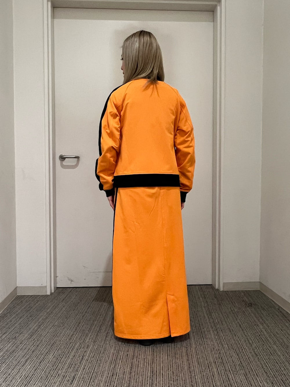 ジャージ（オレンジ系）を使った「セットアップ」の人気ファッション