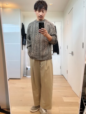 「AURALEE（オーラリー）のアイテム（ニット/セーター、ブラウン系）」を使った、fumiさん（メンズ・176cm）の春コーディネート