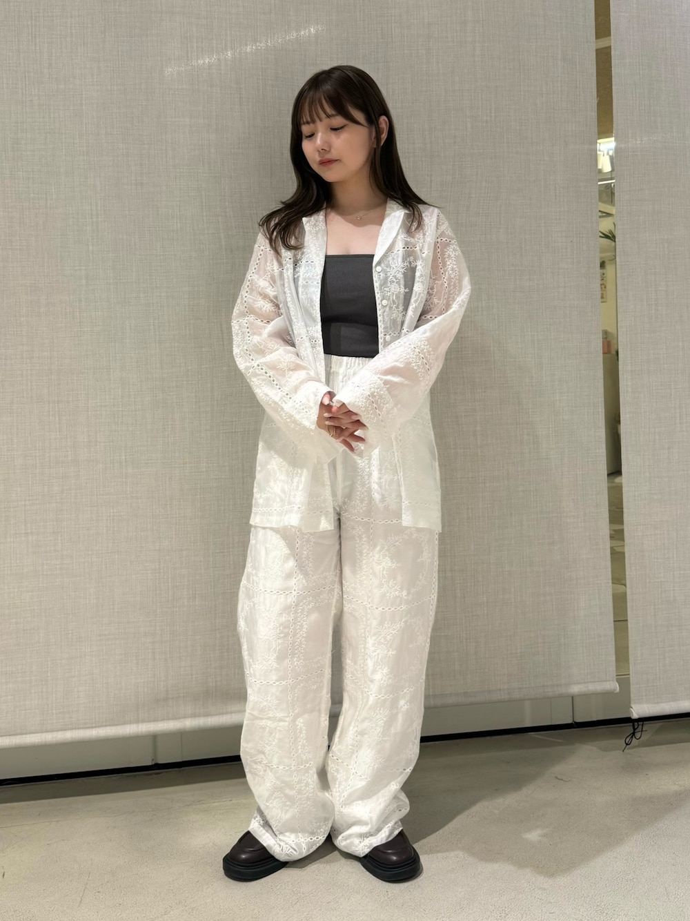 ホワイト系のその他パンツ、ブラック系のキャミソール、ホワイト系のシャツ/ブラウスを着用したレディースの春コーディネートの1枚目の写真