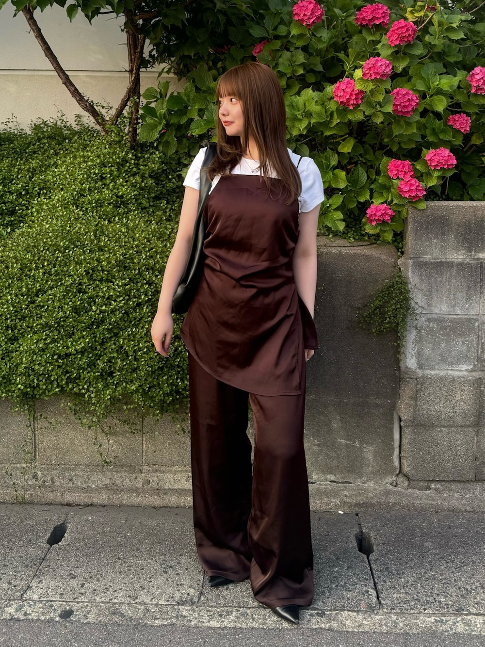 ブラウン系のキャミソール、ブラウン系のその他パンツを着用したレディースの夏コーディネートの1枚目の写真