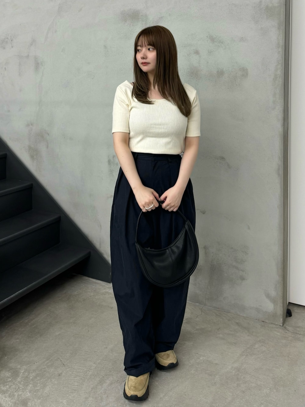 ホワイト系のTシャツ/カットソー、ブラック系のその他パンツ、ブラック系のハンドバッグを着用したレディースの夏コーディネートの1枚目の写真