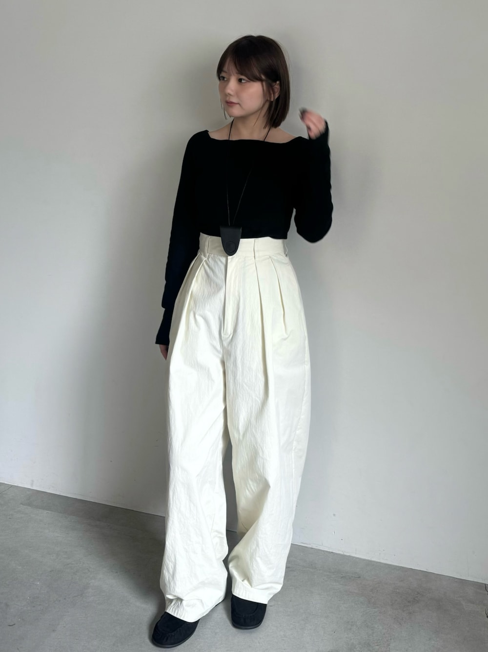 ブラック系のTシャツ/カットソー、ホワイト系のその他パンツ、ブラック系のローファーを着用したレディースの秋コーディネートの1枚目の写真
