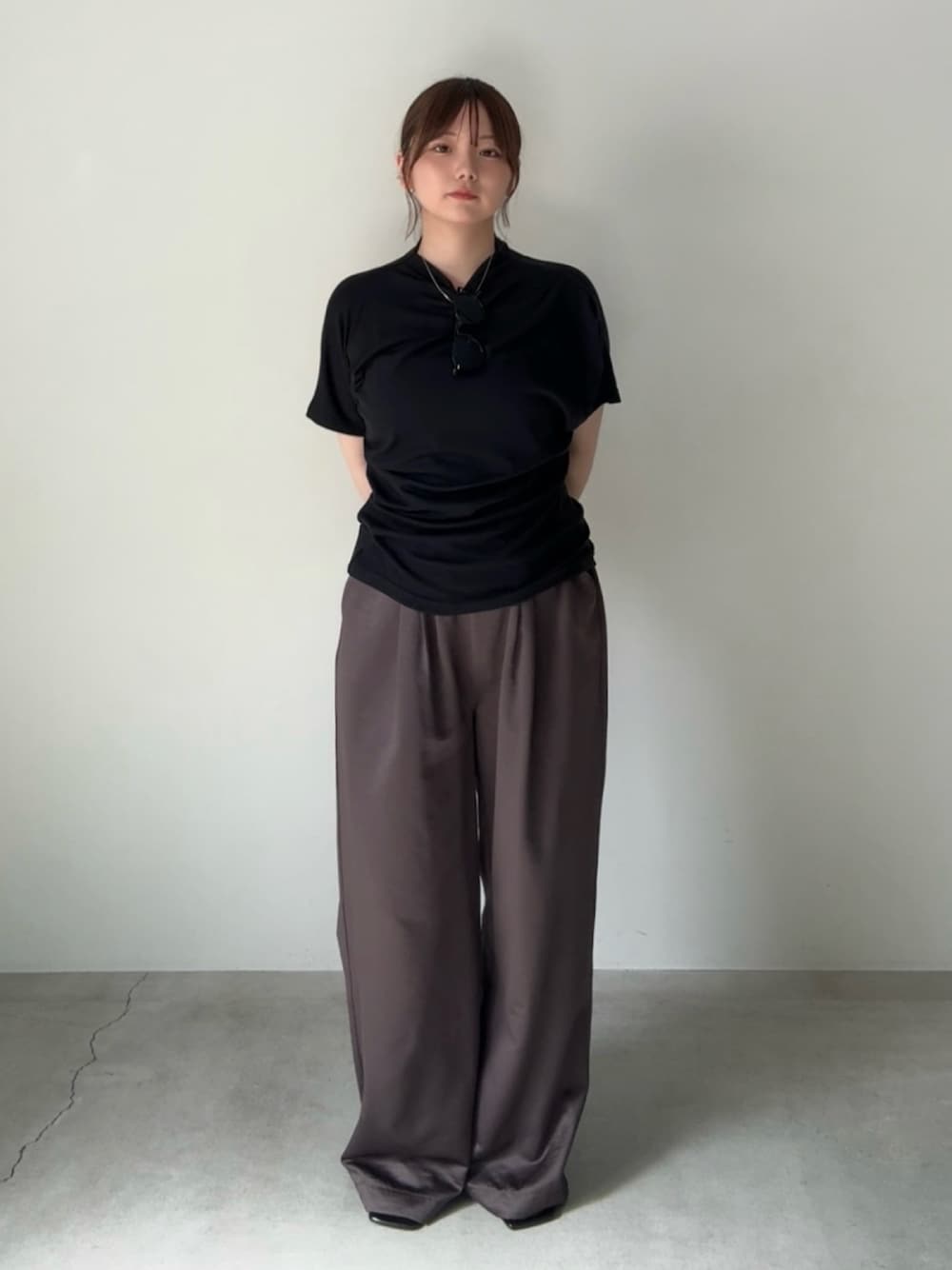 グレー系のその他パンツ、ブラック系のTシャツ/カットソー、ブラック系のサンダルを着用したレディースの春コーディネートの1枚目の写真