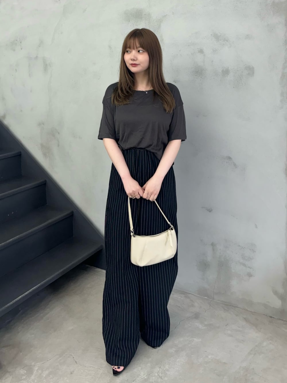 ブラック系のTシャツ/カットソー、ブラック系のその他パンツ、ホワイト系のハンドバッグを着用したレディースの夏コーディネートの1枚目の写真
