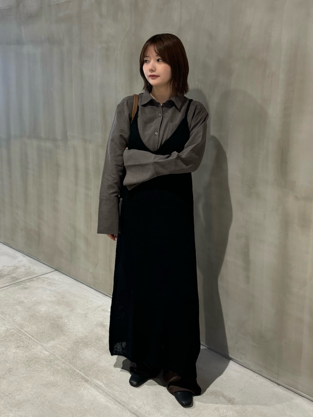 グレー系のシャツ/ブラウス、ブラック系のワンピース、ブラック系のスリッポンを着用したレディースの秋コーディネートの1枚目の写真