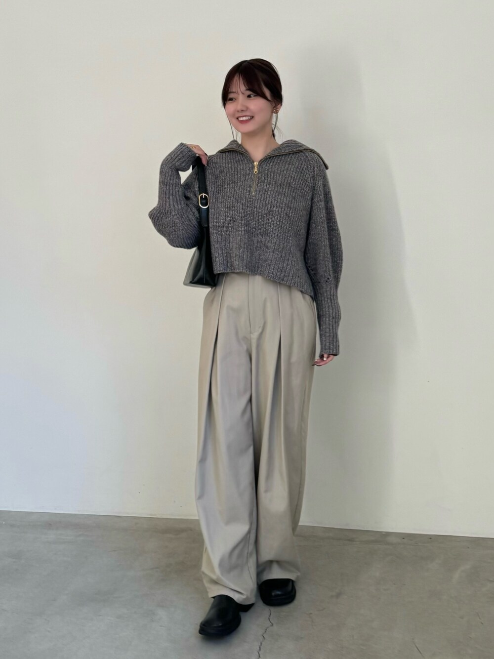 「秋服コーデ、おでかけコーデ、きれいめカジュアル、パンツスタイル、低身長コーデ、休日スタイル、今日のコーデ、ootd、ラメニット、低身長、骨格ストレート」｜「select MOCAのメランジハーフジップラメニットトップス（ニット/セーター、グレー系）」を使った、ruriさん（レディース・148cm）の秋コーディネートの1枚目の写真