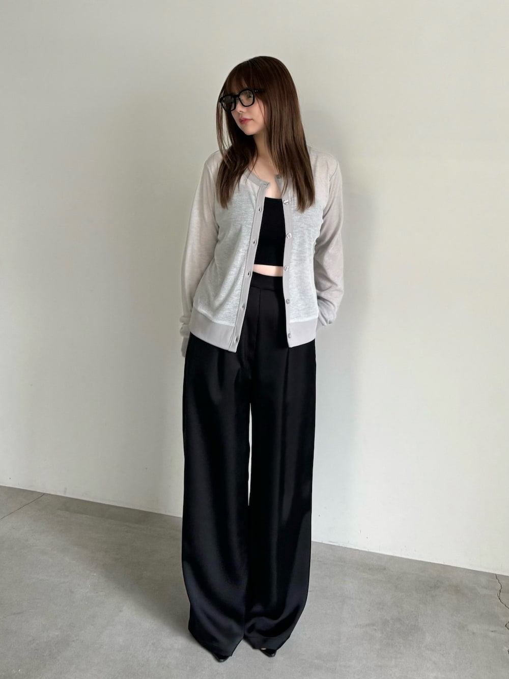 グレー系のカーディガン/ボレロ、ブラック系のキャミソール、ブラック系のその他パンツを着用したレディースの夏コーディネートの1枚目の写真