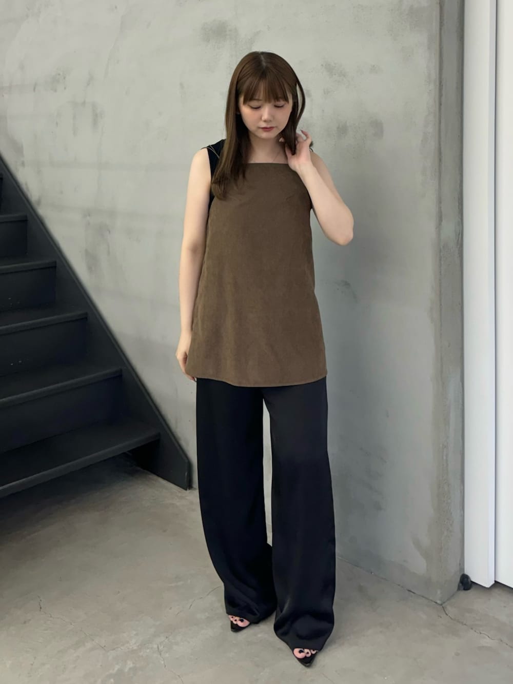 ブラウン系のキャミソール、ブラック系のニット/セーター、ブラック系のその他パンツを着用したレディースの夏コーディネートの1枚目の写真