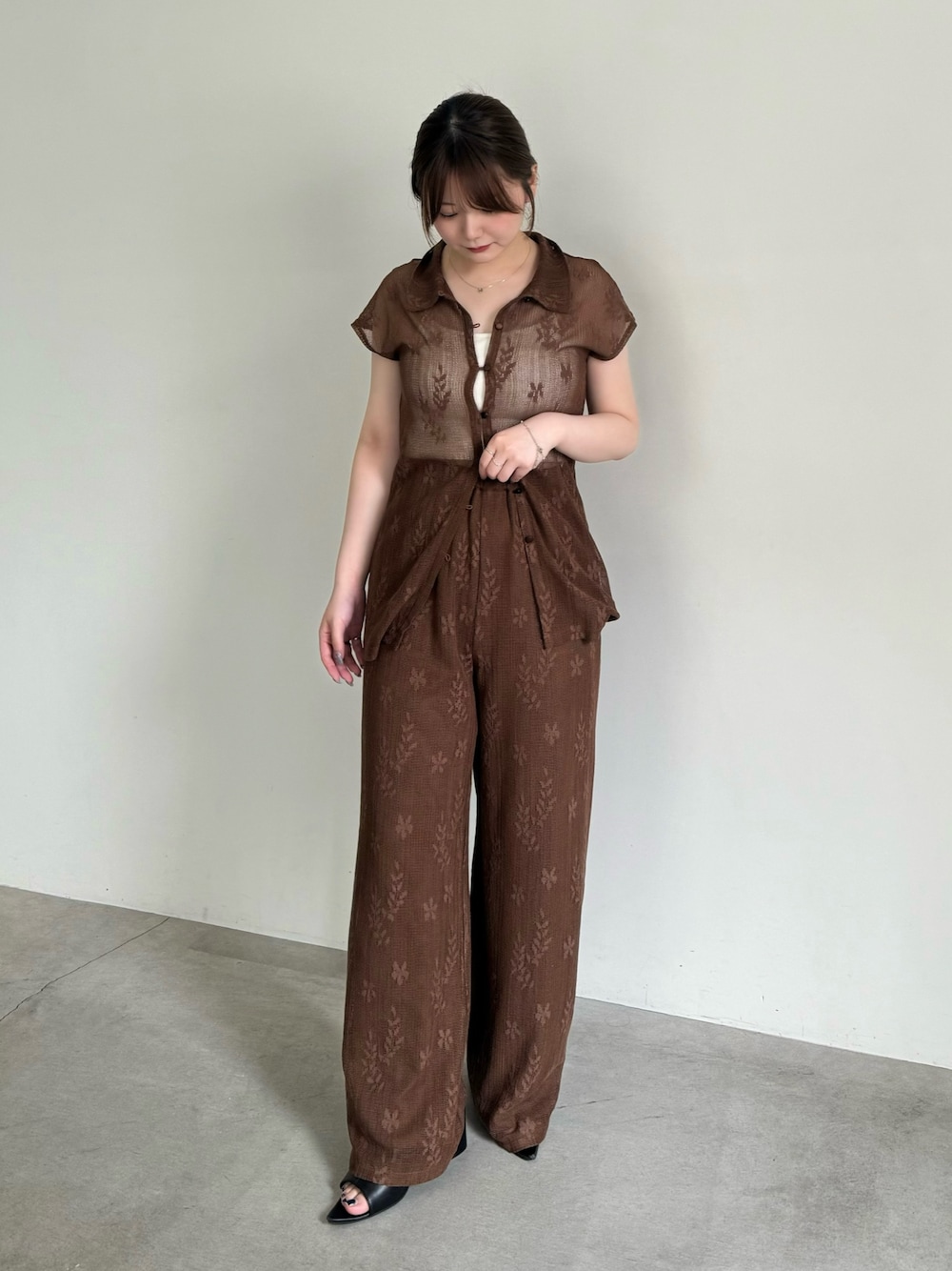 ブラウン系のシャツ/ブラウス、ブラウン系のその他パンツ、ホワイト系のキャミソールを着用したレディースの夏コーディネートの1枚目の写真