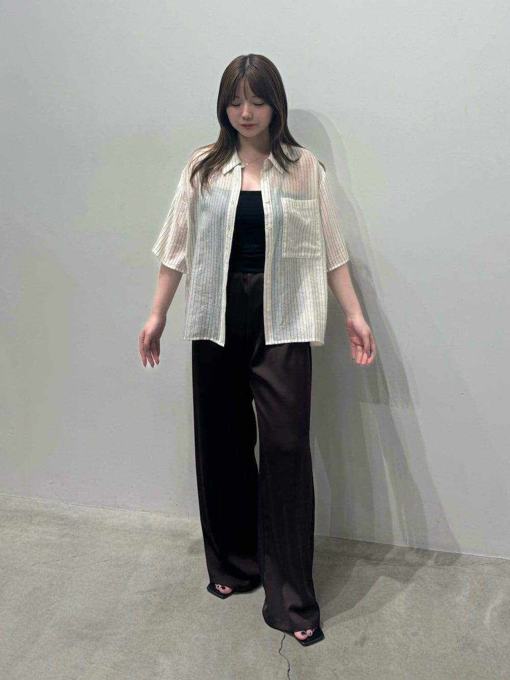 ホワイト系のシャツ/ブラウス、ブラック系のキャミソール、ブラウン系のその他パンツを着用したレディースの春コーディネートの1枚目の写真
