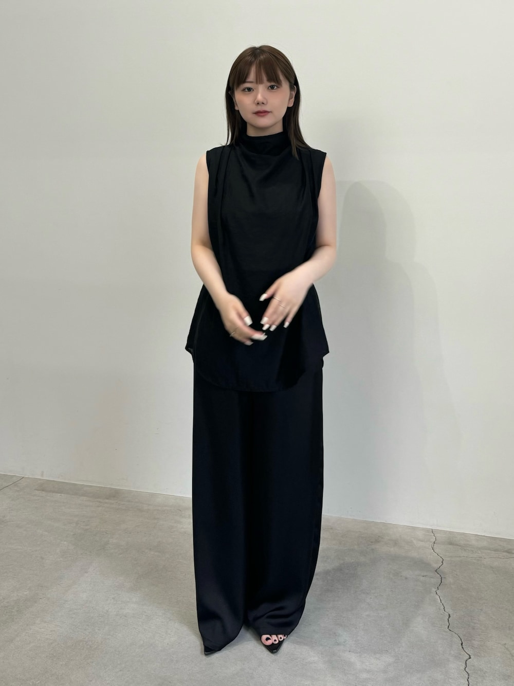 ブラック系のその他パンツ、ブラック系のシャツ/ブラウス、ブラック系のキャミソールを着用したレディースの夏コーディネートの1枚目の写真