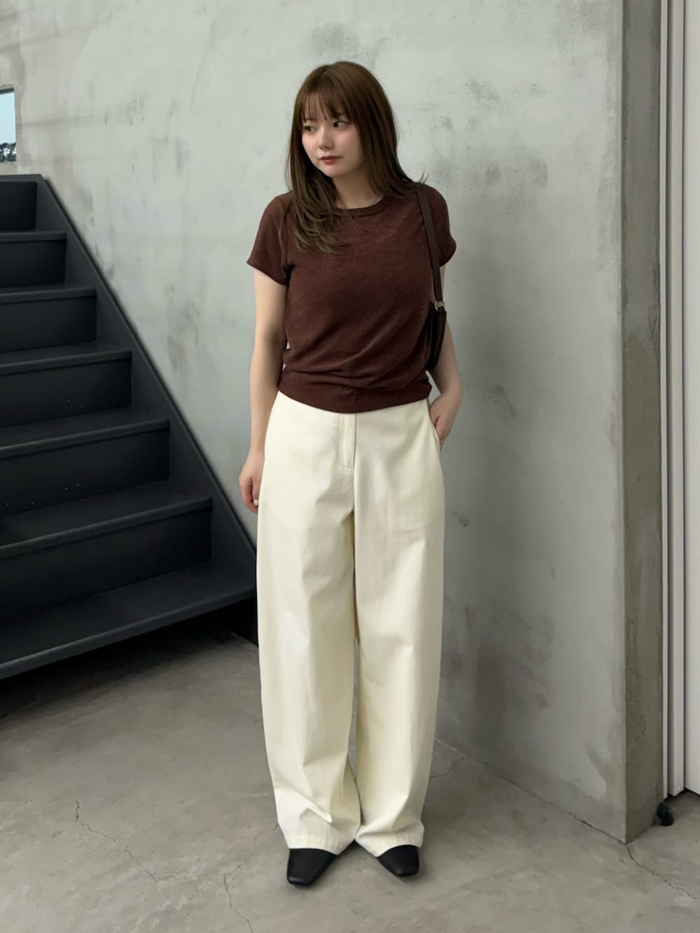 ブラウン系のTシャツ/カットソー、ホワイト系のその他パンツ、ブラック系のスリッポンを着用したレディースの夏コーディネートの1枚目の写真