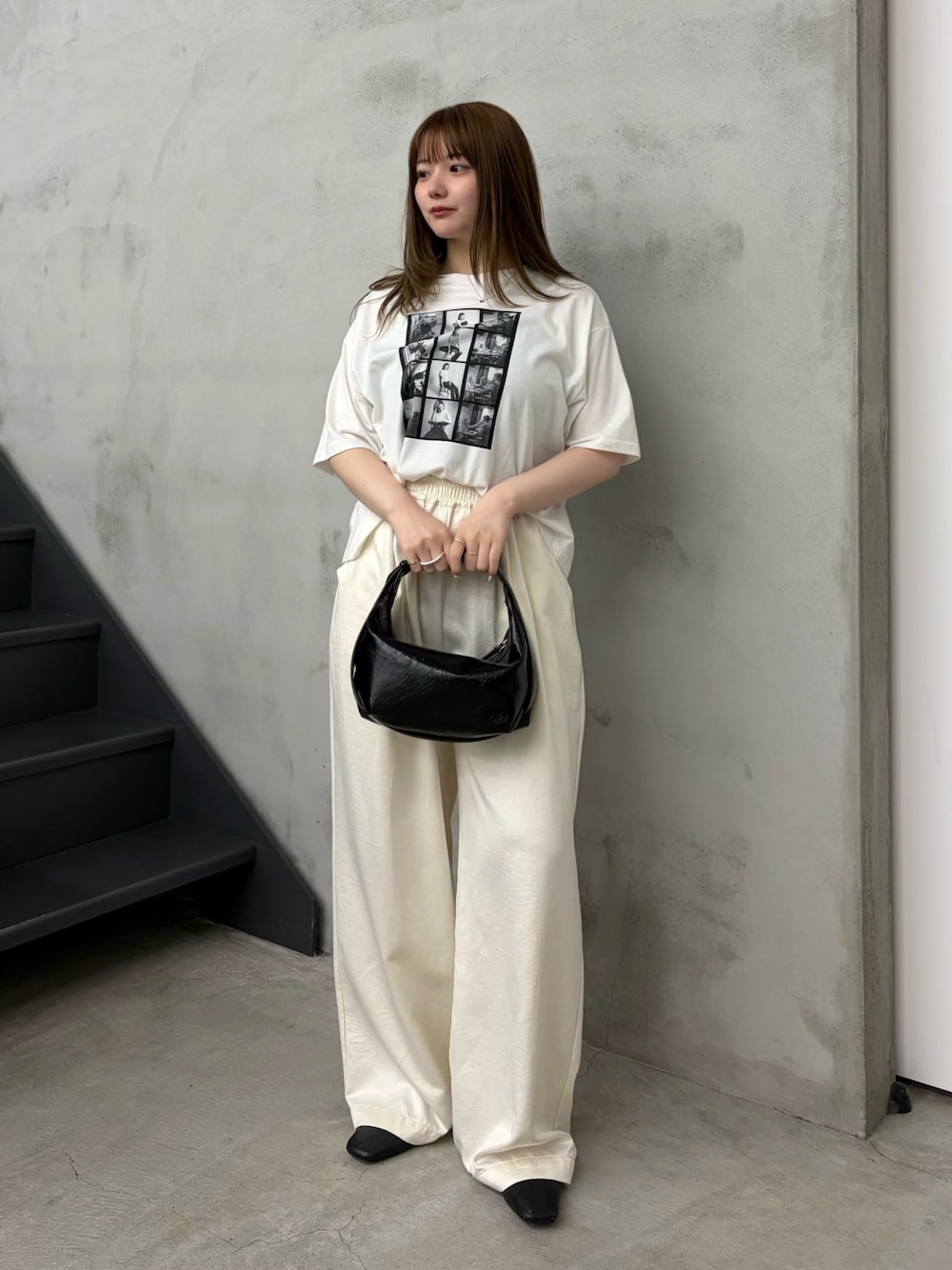 ホワイト系のTシャツ/カットソー、ブラック系のショルダーバッグ、ホワイト系のその他パンツを着用したレディースの夏コーディネートの1枚目の写真