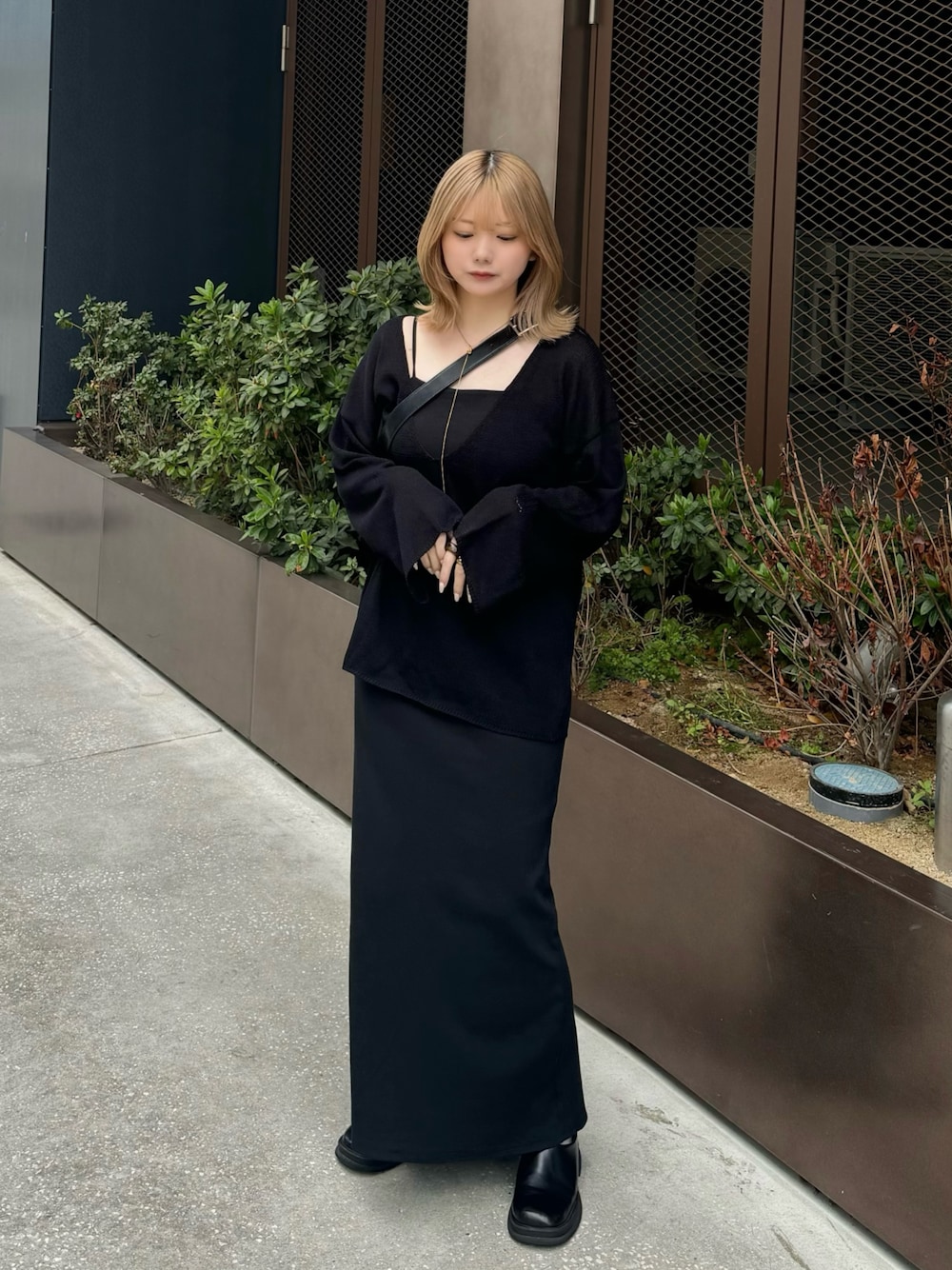 「春コーデ、ワンピース、休日スタイル、ショルダーバッグ、ブラック、キャミワンピ、ブラックコーデ、ワンピーススタイル、低身長、低身長コーデ、低身長女子、骨格ストレート」｜「select MOCA by sonの【サイズ展開あり】ディープVネックルーズニット（ニット/セーター、ブラック系）」を使った、ruriさん（レディース・148cm）の春コーディネートの1枚目の写真