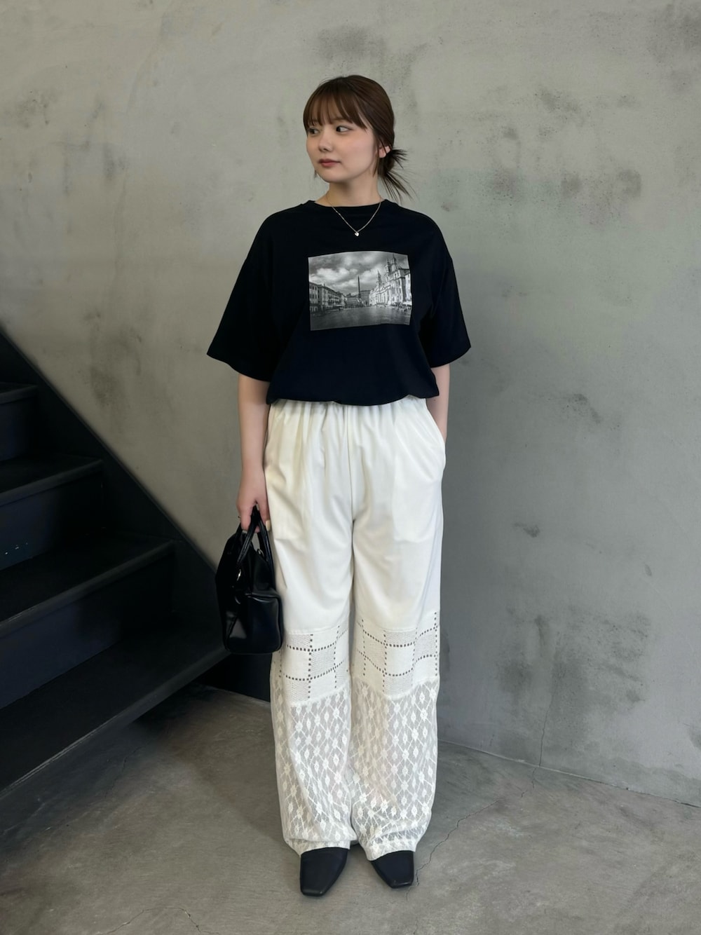 ホワイト系のその他パンツ、ブラック系のTシャツ/カットソー、ブラック系のボストンバッグを着用したレディースの夏コーディネートの1枚目の写真