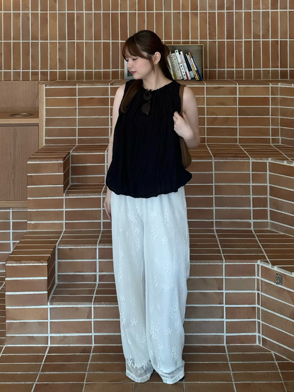 ホワイト系のその他パンツ、ブラック系のシャツ/ブラウス、イエロー系のハンドバッグを着用したレディースの夏コーディネートの1枚目の写真