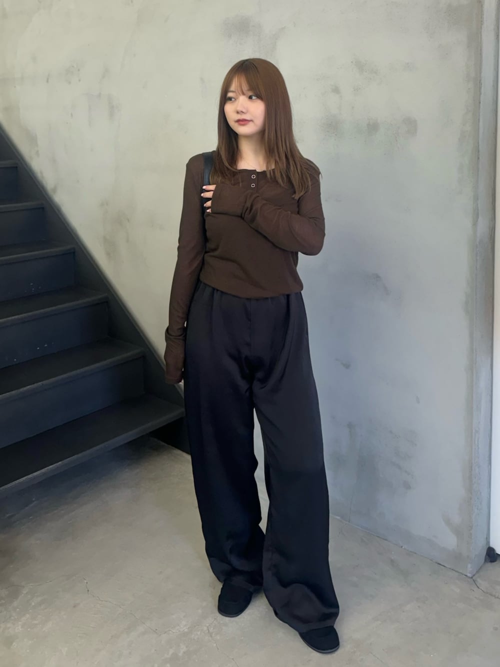 ブラウン系のTシャツ/カットソー、ブラック系のその他パンツ、ブラック系のローファーを着用したレディースの夏コーディネートの1枚目の写真