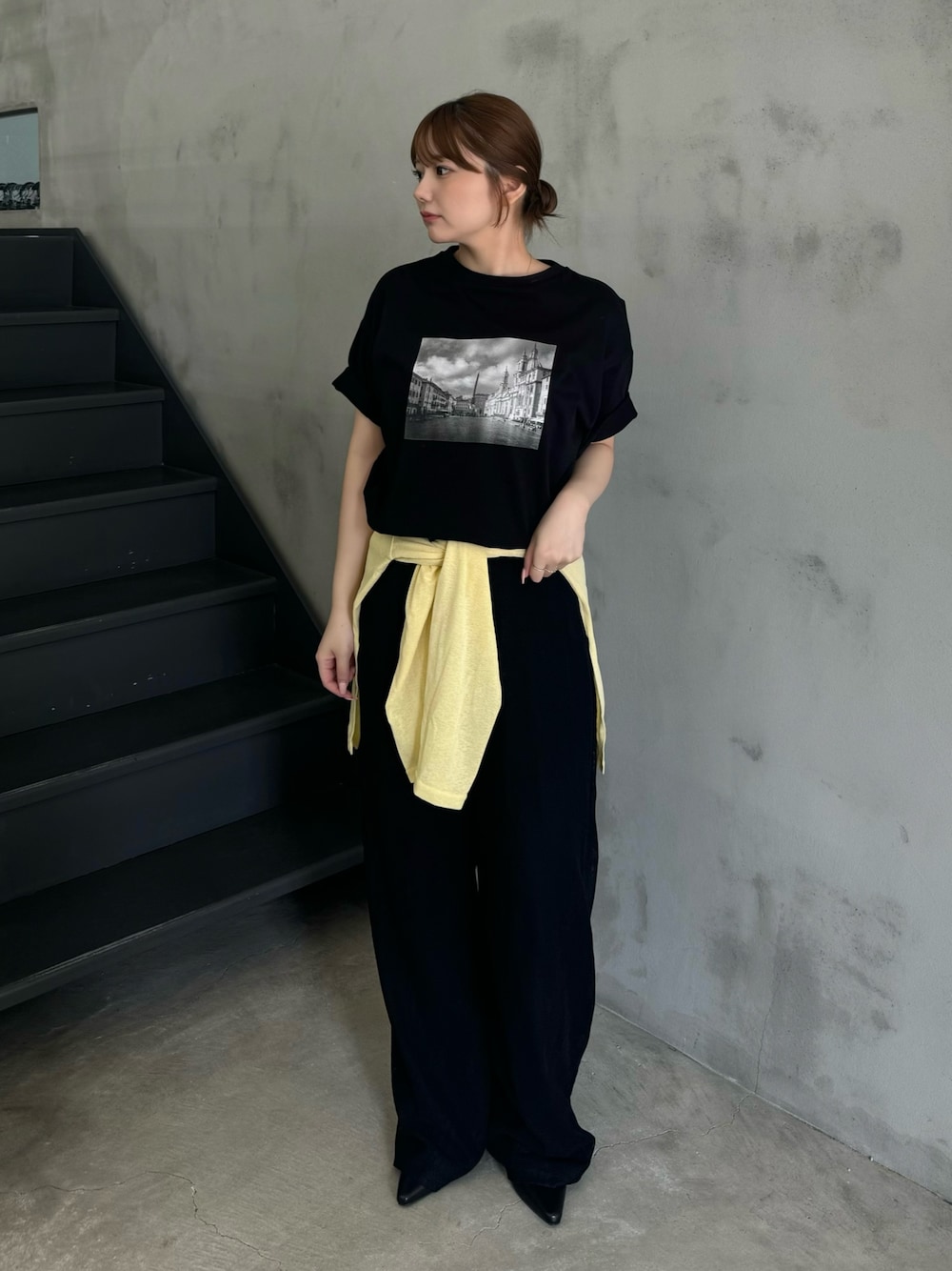 ブラック系のTシャツ/カットソー、ブラック系のその他パンツ、イエロー系のTシャツ/カットソーを着用したレディースの夏コーディネートの1枚目の写真