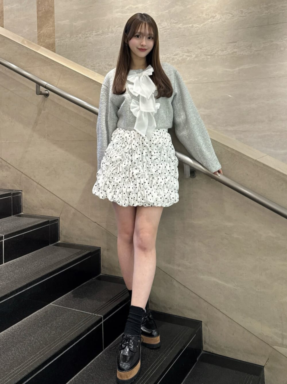 その他のローファー、グレー系のブルゾン、ホワイト系のスカートを着用したレディースの冬コーディネートの1枚目の写真