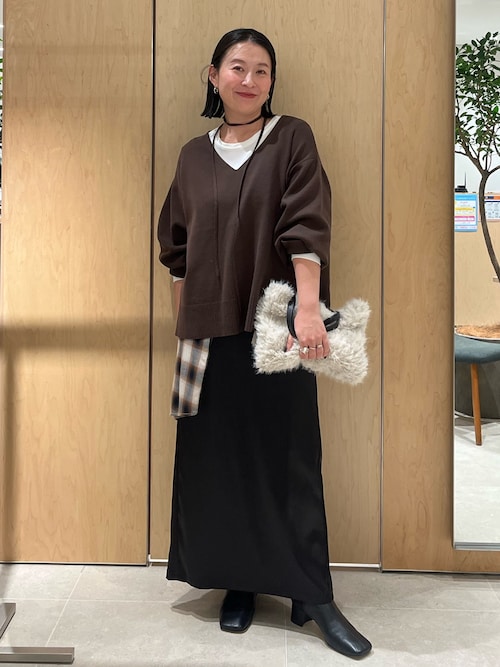 セール】【ジャケットやカーデのインナーに！】バックスリットブラウス