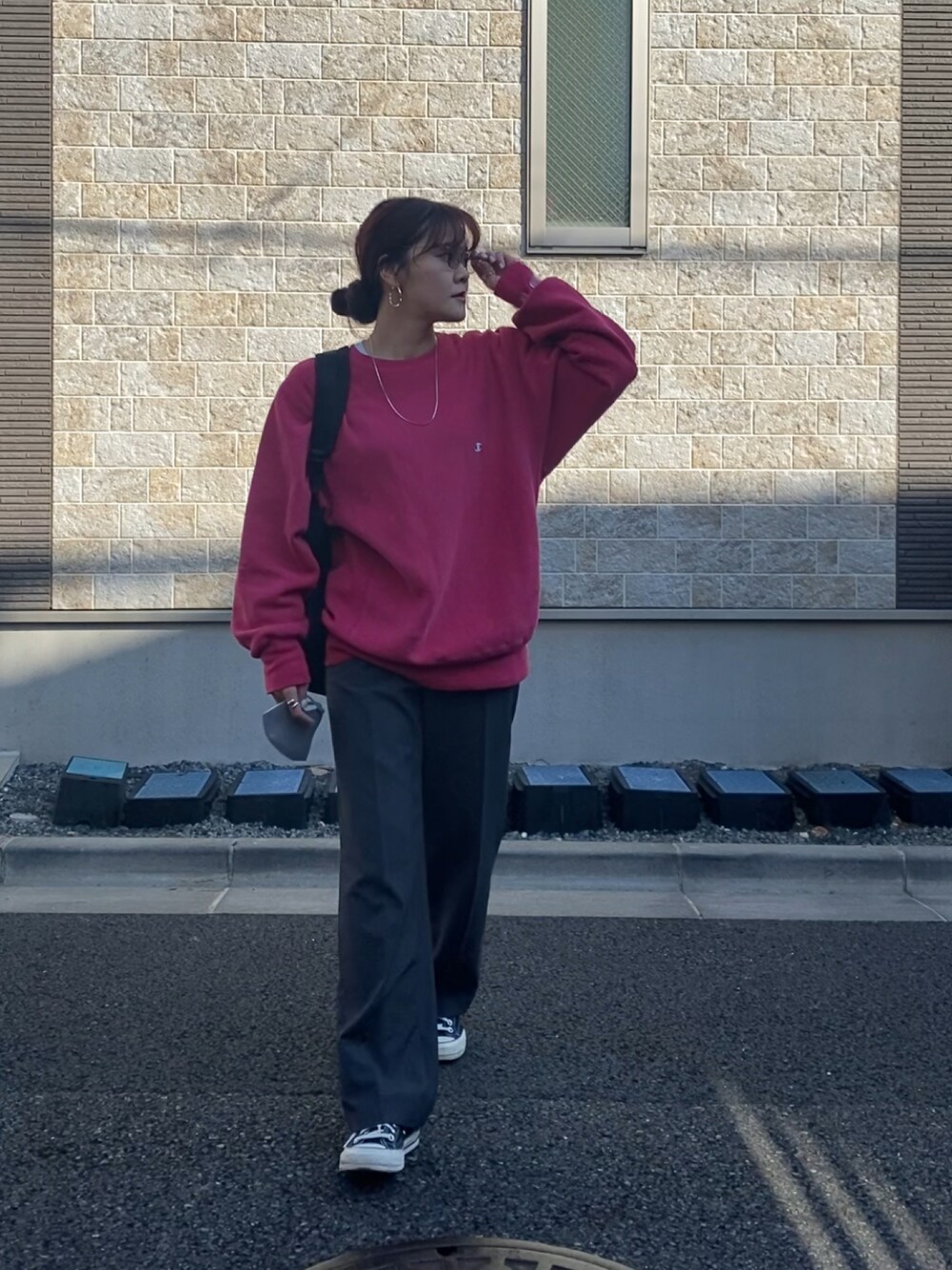 「ビッグシルエット、カジュアル、ストリートMIX、ストリート、メンズライク、メンズファッション、リバースウィーブ、チャンピオン、ヴィンテージ、古着MIX、タックパンツ、スウェット、スウェットコーデ、カラーコーデ」｜「Joueteのツイストフープピアス 【size:L】（ピアス（両耳用）、シルバー系）」を使った、h i r o m i∵さん（レディース・159cm）の秋コーディネートの1枚目の写真