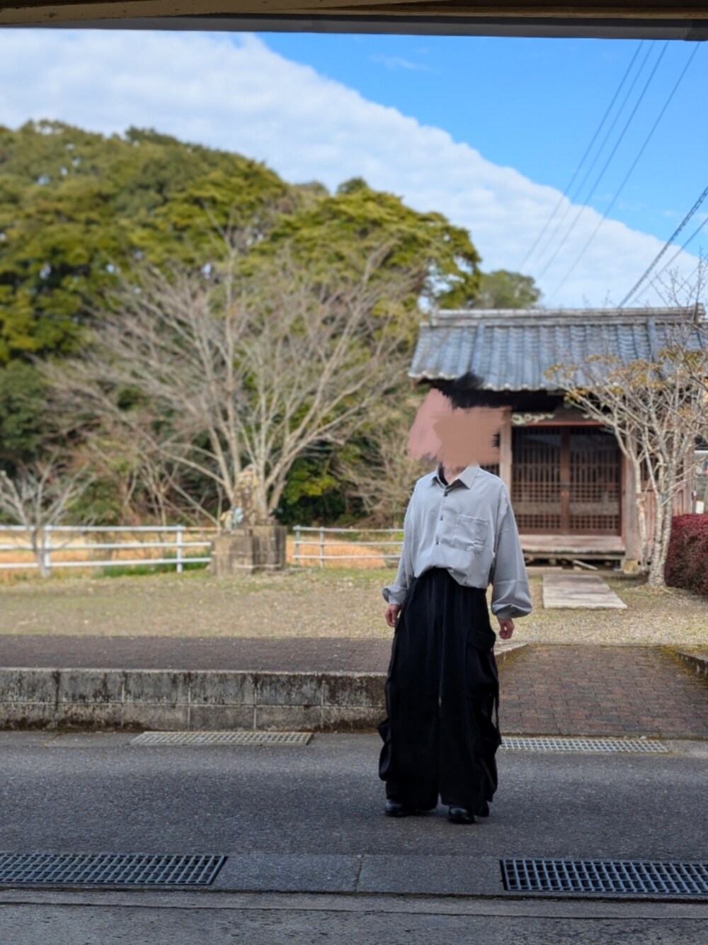 グレー系のシャツ/ブラウス、ブラック系のカーゴパンツ、ブラック系のスニーカーを着用したメンズの春コーディネートの1枚目の写真