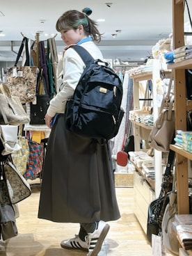 「アイテム（バックパック/リュック）」を使った、ブルーブルーエさん（レディース・162cm）の秋コーディネート