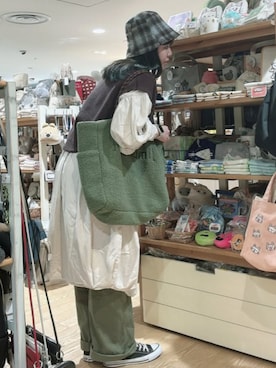 「アイテム（バッグ、グリーン系）」を使った、ブルーブルーエさん（レディース・162cm）の冬コーディネート