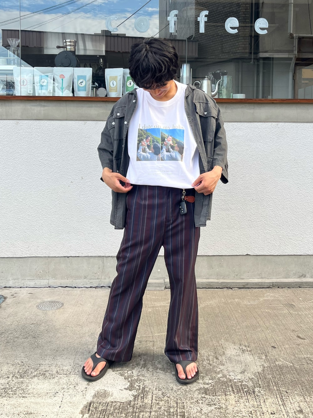 「低身長コーデ、パパコーデ、ootd、レイヤード、大人カジュアル、休日コーデ、夏コーデ、サンダル」｜「WHO'S WHO galleryのCOOPER FACT スーパービッグポケット半袖シャツ（シャツ/ブラウス、グレー系）」を使った、たくさん（メンズ・165cm）の夏コーディネートの1枚目の写真