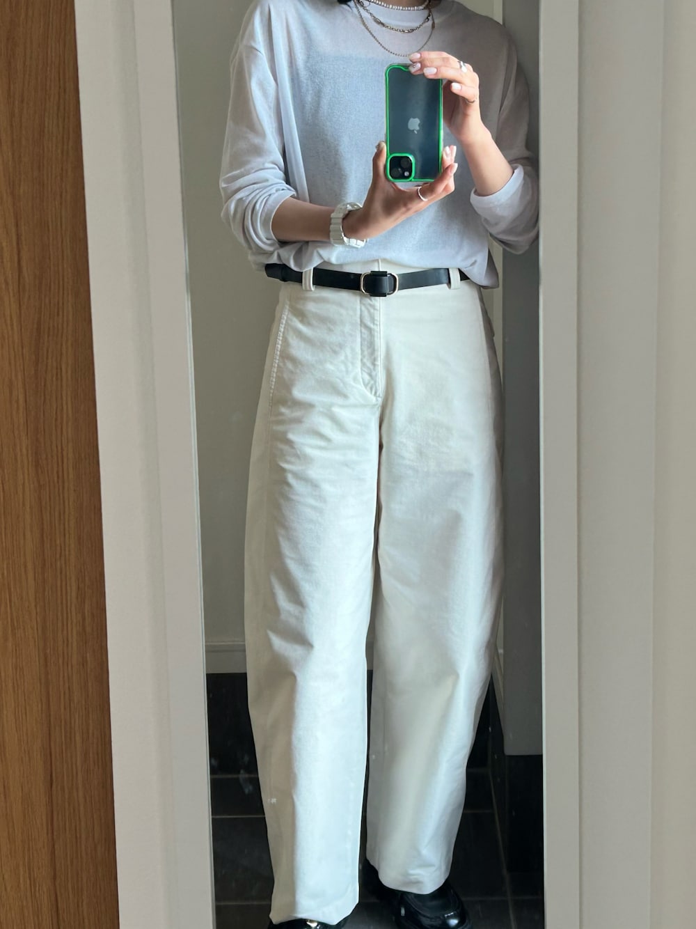 「UNIQLOのアイテム（パンツ、ホワイト系）」を使った、yuustyleworksさん（骨格ナチュラル・レディース・170cm）の春コーディネートの1枚目の写真