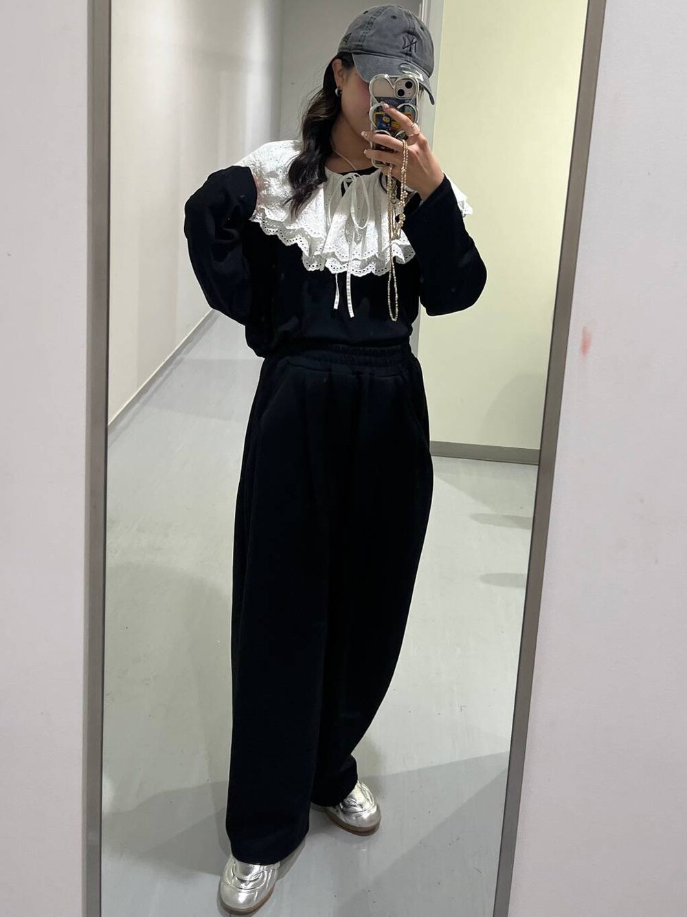 ブラック系のスウェットパンツ、シルバー系のスニーカー、ブラック系のTシャツ/カットソーを着用したレディースの秋コーディネートの1枚目の写真