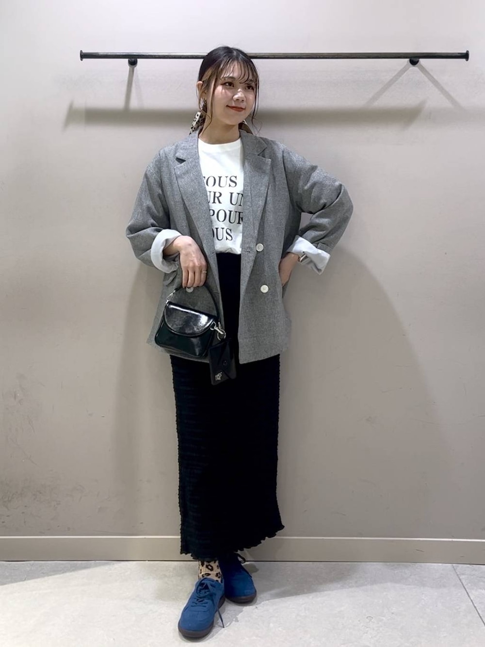ホワイト系のTシャツ/カットソー、グレー系のテーラードジャケット、ブラック系のショルダーバッグを着用したレディースの冬コーディネートの1枚目の写真