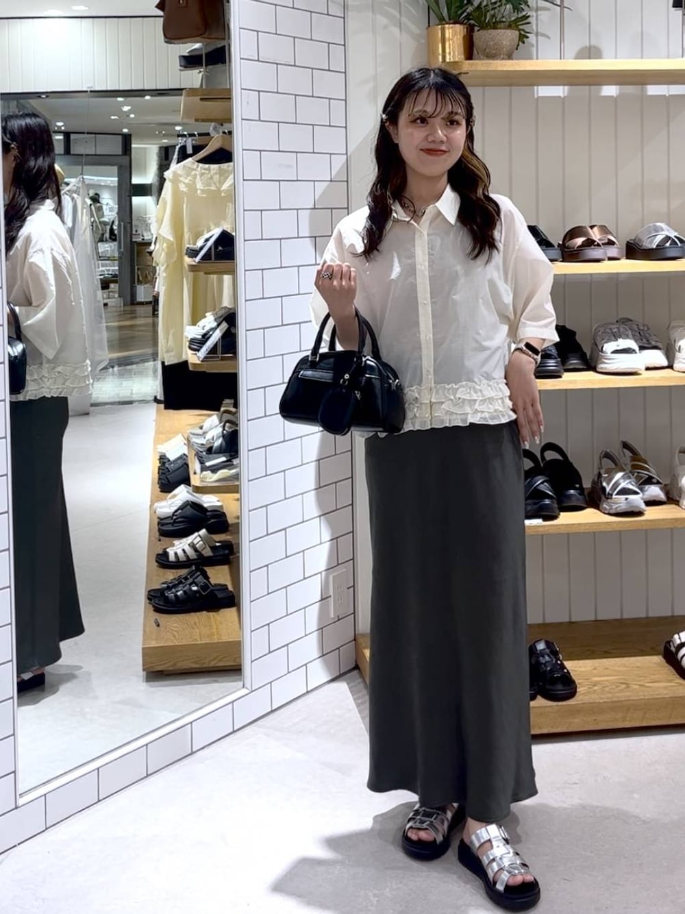 ベージュ系のTシャツ/カットソー、グレー系のスカート、シルバー系のサンダルを着用したレディースの夏コーディネートの1枚目の写真