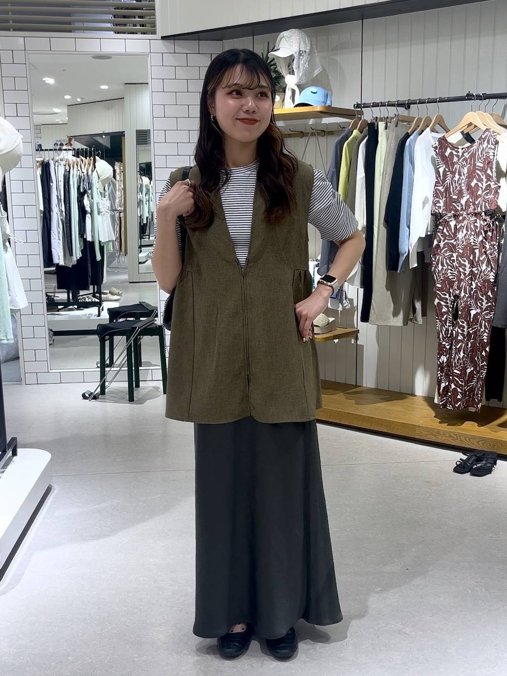 その他のTシャツ/カットソー、ブラウン系のベスト、ブラック系のトートバッグを着用したレディースの春コーディネートの1枚目の写真