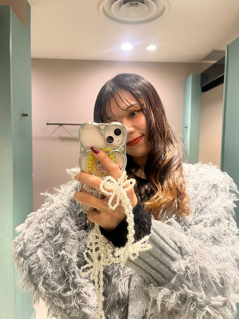 「カジュアル、LOWRYS FARM、ローリーズスタイル_LOWRYS FARM、大人女子カジュアル_LOWRYS FARM、大人カジュアル、カーディガン、パンツ、インナー、ブーツ、クリスマス、クリスマスに着たい服、着痩せ・細見え、着痩せ、差し色コーデ、フェミニン」｜「Me%の【ストラップシート付き】オハナビーズモバイルショルダーストラップ 109516（スマホグッズ、ベージュ系）」を使った、kanaさん（レディース・161cm）の冬コーディネートの1枚目の写真