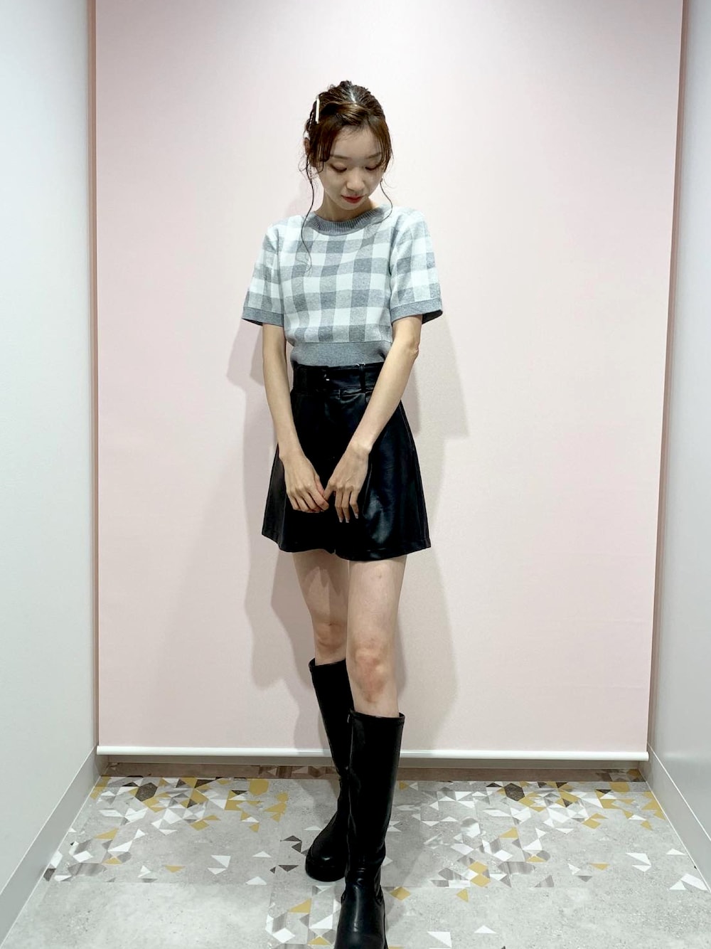 「休日スタイル、秋先取りコーデ、秋のコーデ、骨格ウェーブ、大人ガーリー、キュート、167cm、167センチコーデ、イエベ春、チェック柄ニット、キュロットパンツ、ロングブーツ」｜「INGNIのチェック柄半袖ニット（ニット/セーター、グレー系）」を使った、ひなさん（レディース・167cm）の夏コーディネートの1枚目の写真