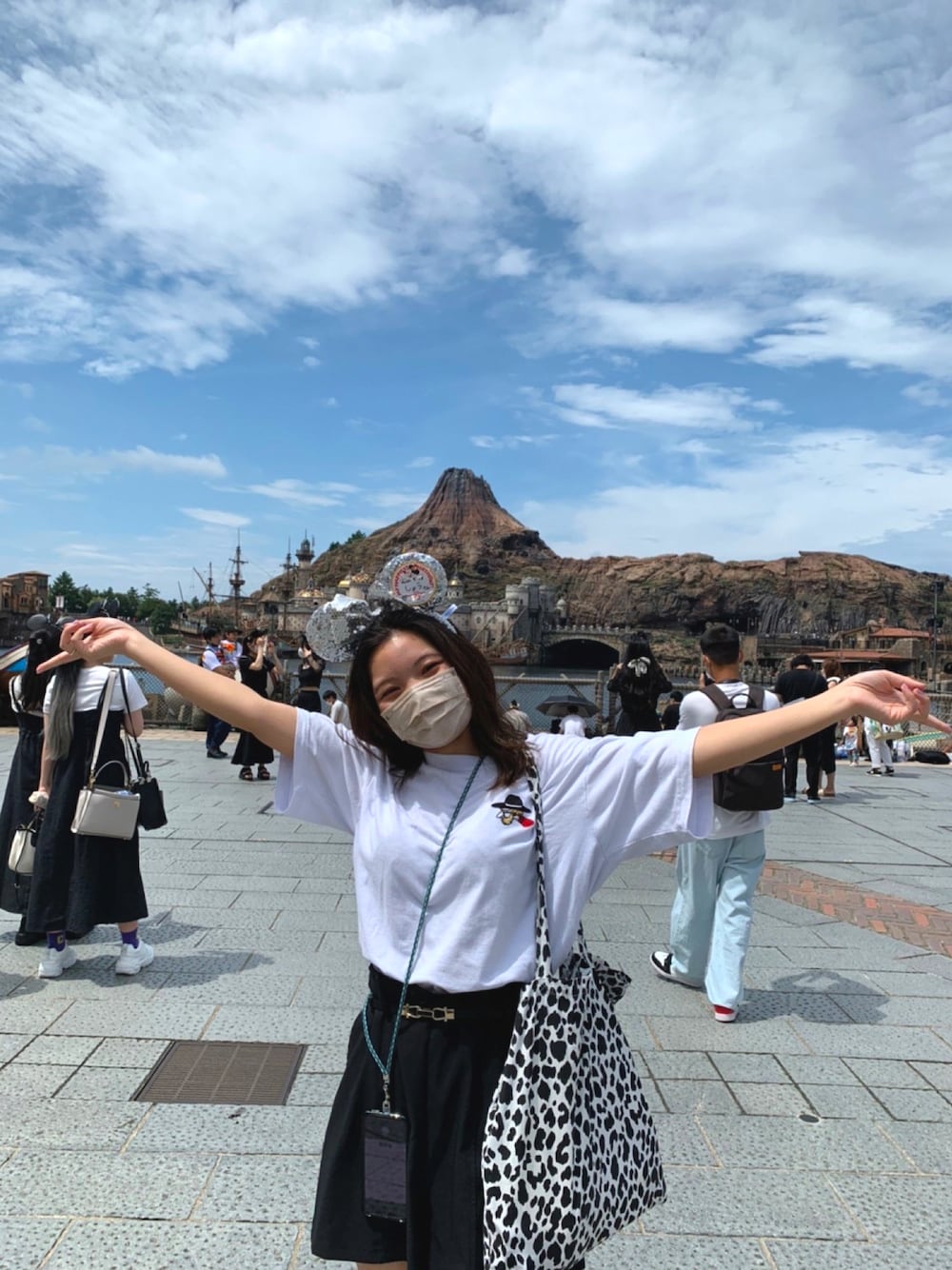 「みんなの白Tフェス、夏ディズニー、ディズニーシー、disney sea、ディズニーコーデ、LEFTALONE、coca、GRL、スパンコール、白Tシャツ、白T」｜「Left Aloneのアイテム（Tシャツ/カットソー、ホワイト系）」を使った、buuuuuu127さん（レディース・157cm）の夏コーディネートの1枚目の写真