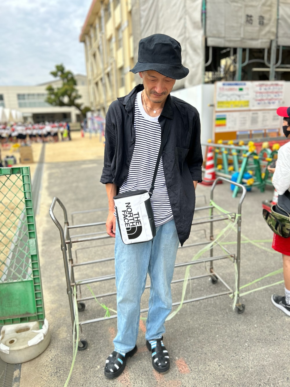 「夏コーデ、運動会パパコーデ、ワイドデニム、グルカサンダル」｜「しまむらのアイテム（ハット、ブラック系）」を使った、rossiさん（メンズ・175cm）の春コーディネートの1枚目の写真