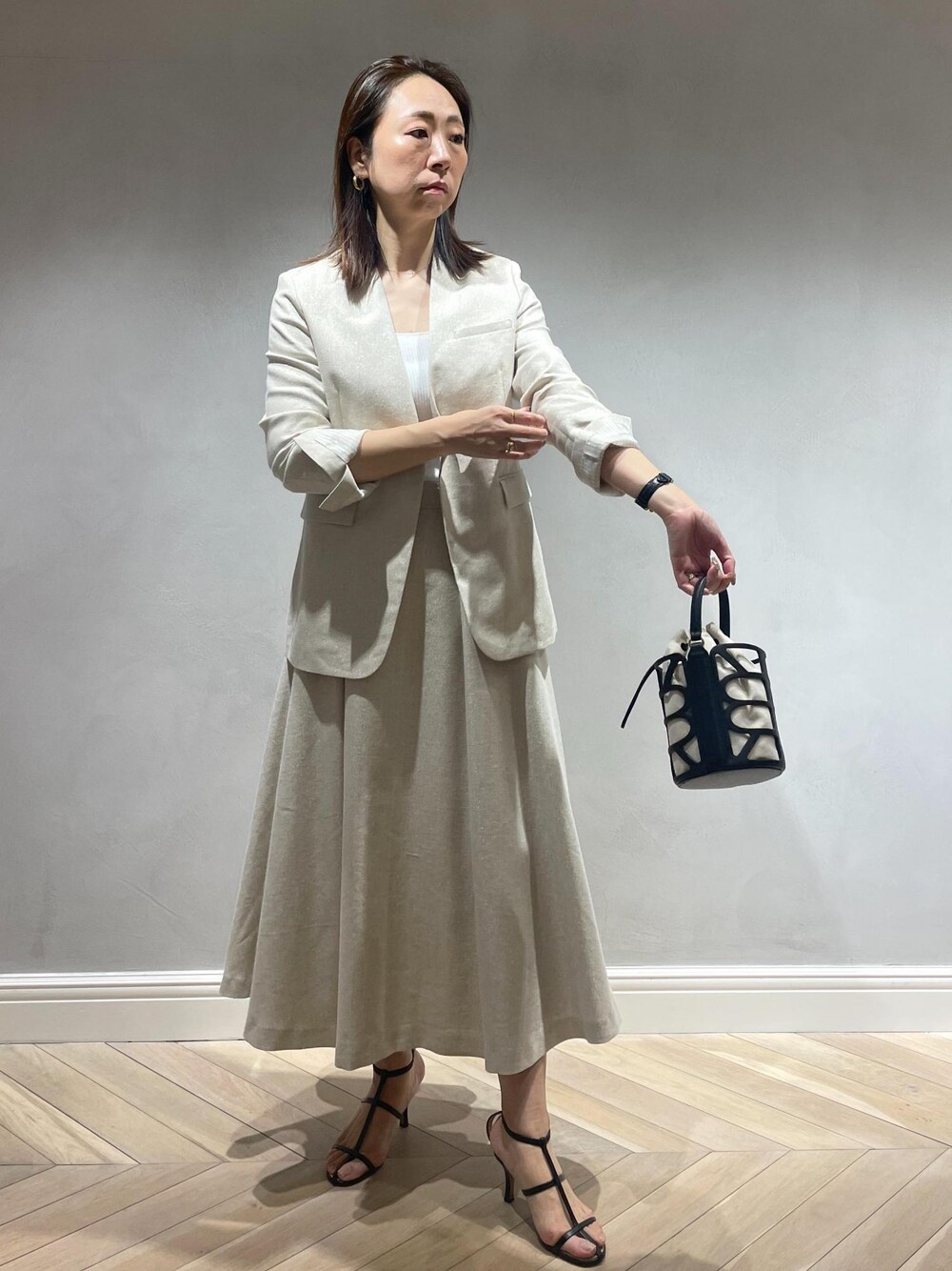 「リネン、麻、ラメ、アナグラム、ニットキャミ、ニット、ベージュ、スカート、フレア、フレアスカート、セットアップ、雑誌掲載、ROPÉ、ミニバッグ、24SS春の新作」｜「ROPE'のAnna Bag （アンナ バッグ）【雑誌掲載】【メディア掲載】（ハンドバッグ、ブラック系）」を使った、satoさん（レディース・167cm）の春コーディネートの1枚目の写真
