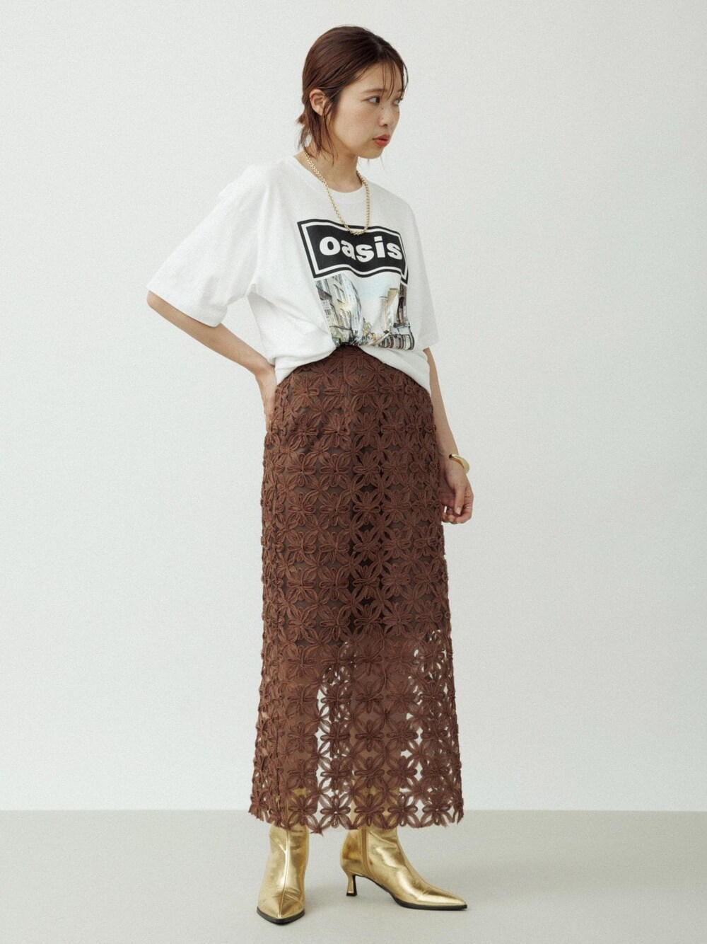 「ホワイト、Tシャツ、カットソー、クルーネック、プリント、オーバーサイズ、レース、タイトスカート、タイト、ロング丈、ゴールド、ポインテッドトゥ、ヒール、初秋コーデ、お出かけコーデ」｜「ADAM ET ROPE'の【YOLO for ADAM ET ROPE'】別注 花柄チュールスカート（スカート、ブラウン系）」を使った、tampoさん（レディース・158cm）の夏コーディネートの1枚目の写真